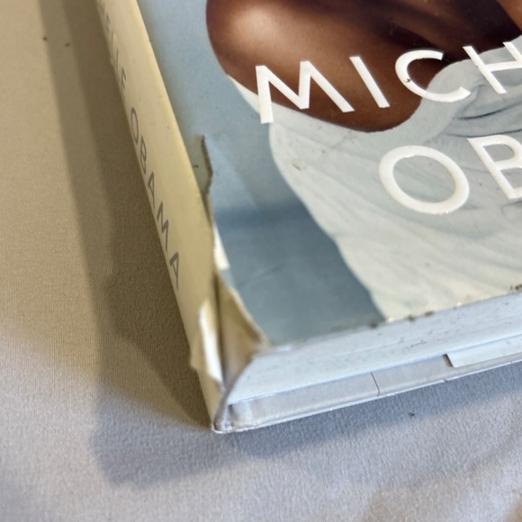 Becoming. Hard cover book by Michelle Obama - Picture 3 of 9